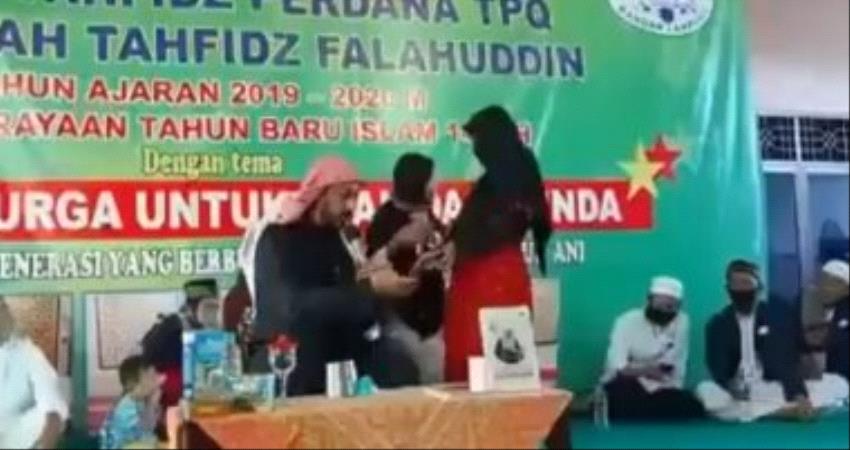 داعية يمني يتعرض للطعن في إندونيسيا