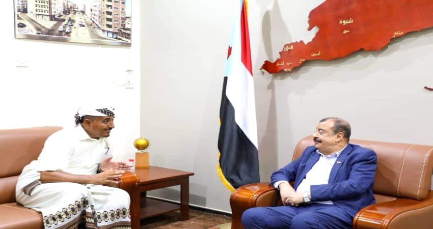 بن بريك يلتقي مسؤول محلي بشبوة ويشيد بدور شباب المحافظة