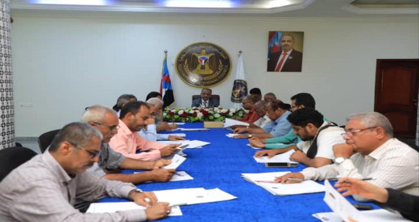 الانتقالي يشدد على ضرورة توفير الخدمات وصرف المرتبات 