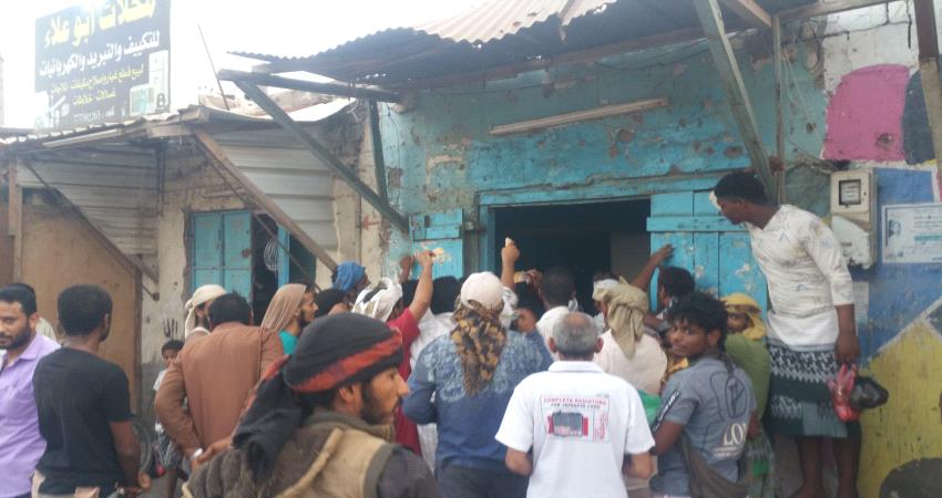 مواطنو دلتا لحج يلجئون لألواح " الثلج " للتخفيف من موجة الحر