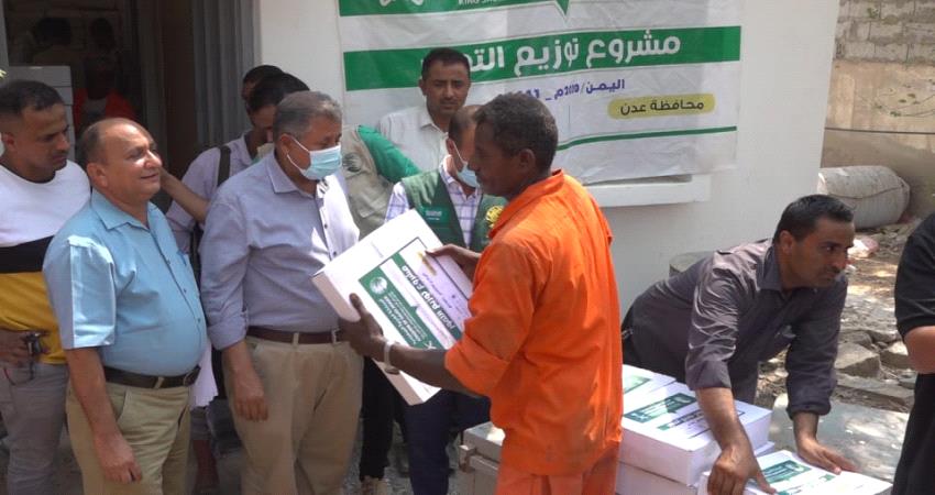 مركز سلمان يوزع 36 طن تمور لعمال النظافة بعدن