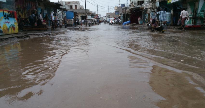 مياه الصرف الصحي تغرق شارع رئيسي بلحج