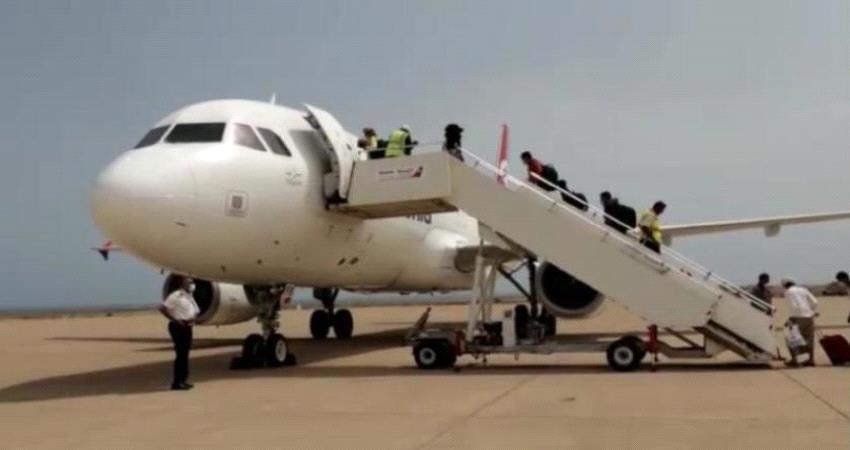 طيران عسكري سعودي يعيد 18 مواطناً من ابناء سقطرى الى محافظتهم بعد تلقيهم العلاج