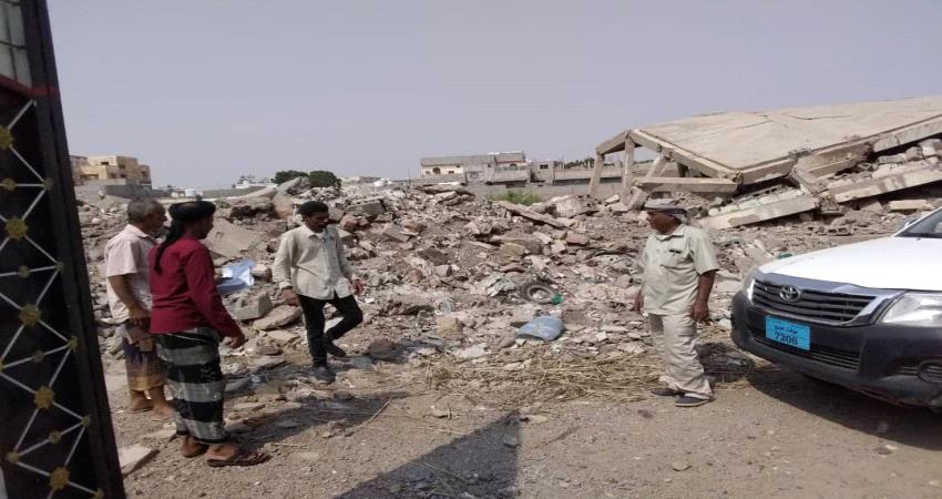 بعد تعرضه للتفجير قبل خمس سنوات.. فريق نزع ألغام يتفحص موقع إدارة أمن لحج