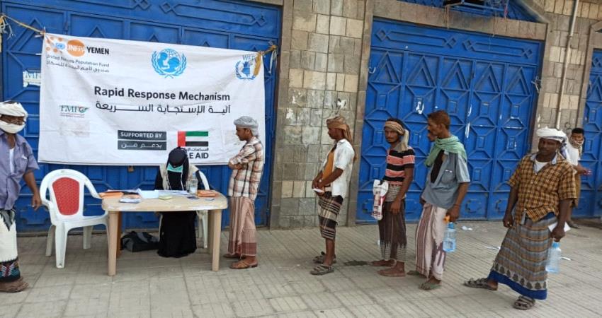 توزيع إغاثة عاجلة للنازحين في لحج  