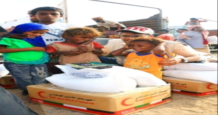 "بدعم من الإمارات".. توزيع 16 طناً من المساعدات على نازحي الساحل الغربي 
