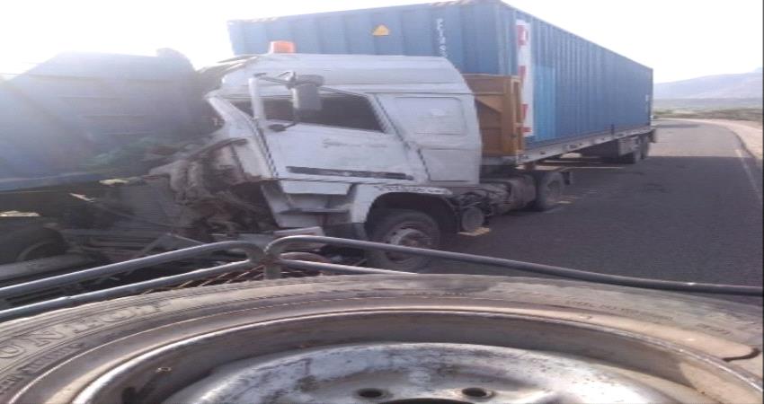 شاهد بالصورة..حادث تصادم يعرقل السير بالخط العام في حبيل جبر