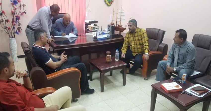 عمليات تسليم واستلام بعدد من مديريات عدن بعد ساعات من قرار المحافظ لملس - صور