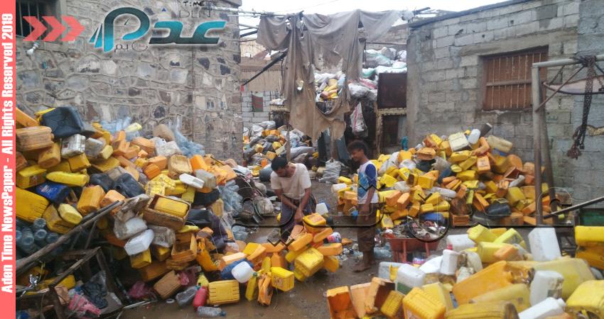 فقراء لحج يلجأون الى الاتجار بنفايات البلاستيك  