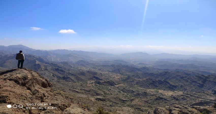 مدفعية القوات الجنوبية تستهدف تجمعات حوثية شمال الضالع