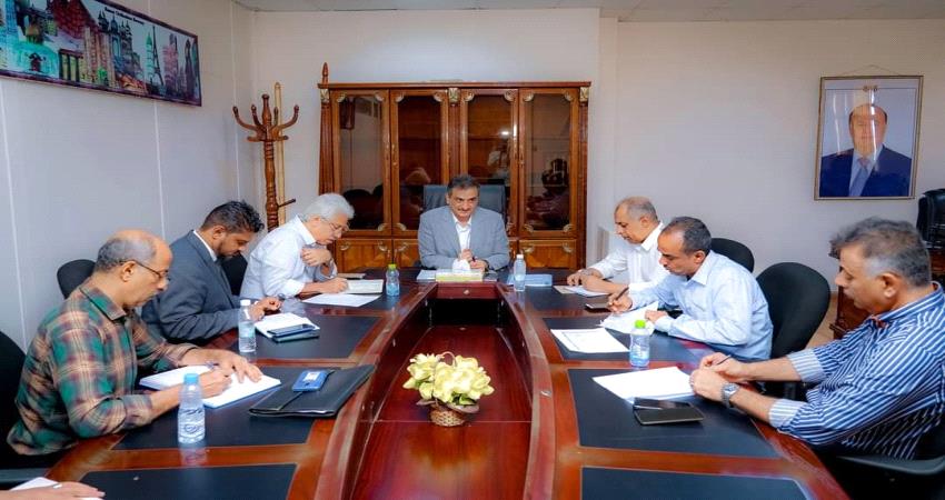 محافظ عدن يرأس اول اجتماع مع المأمورين ويعد بدعمهم