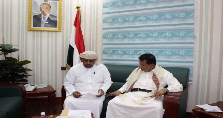 محافظ المهرة يوجه بتشديد الرقابة على الشريط الساحلي