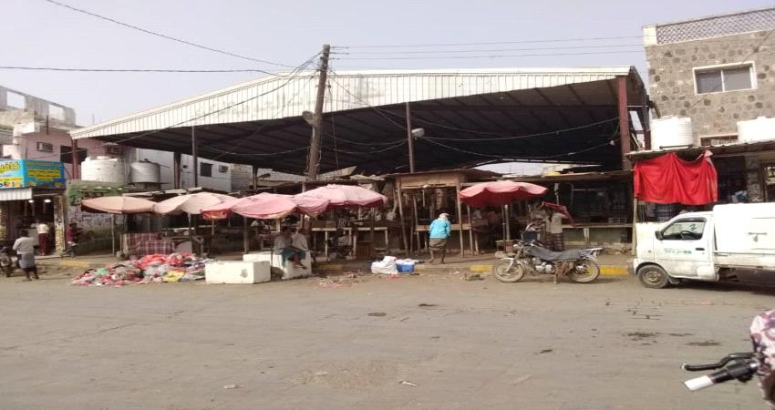 لأول مرة.. اضراب باعة القات بلحج  بسبب تضارب قيمة الريال اليمني