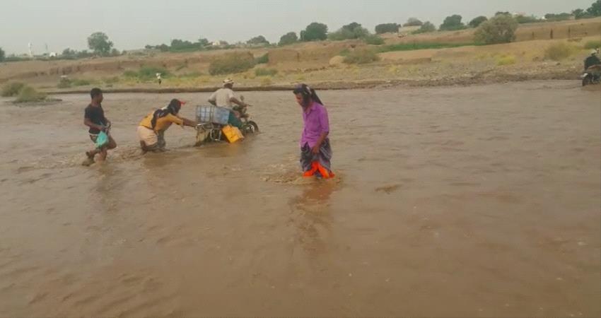 شبان بلحج يساعدون المواطنين بالمرور اثناء  جريان سيول الأمطار 