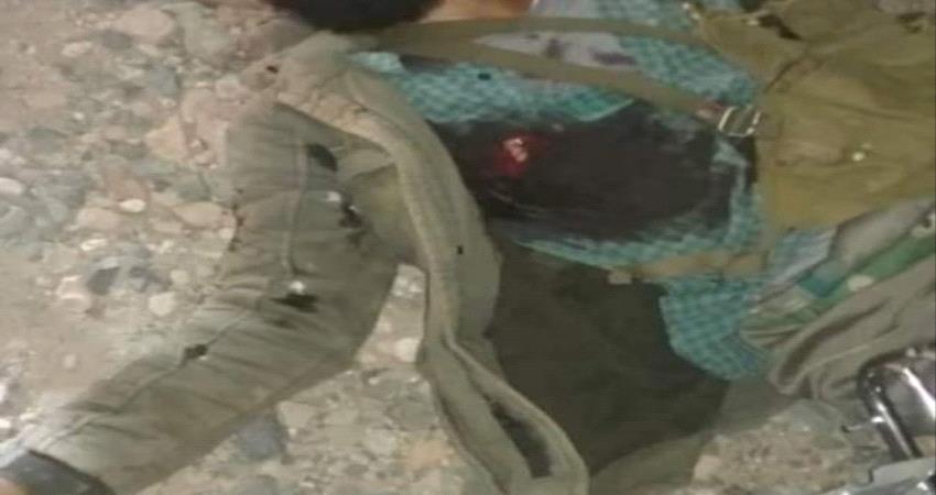 أب يسلم ابنه الجاني بعد ساعات من جريمة قتل تعرض لها قائد مقاومة بلودر أبين