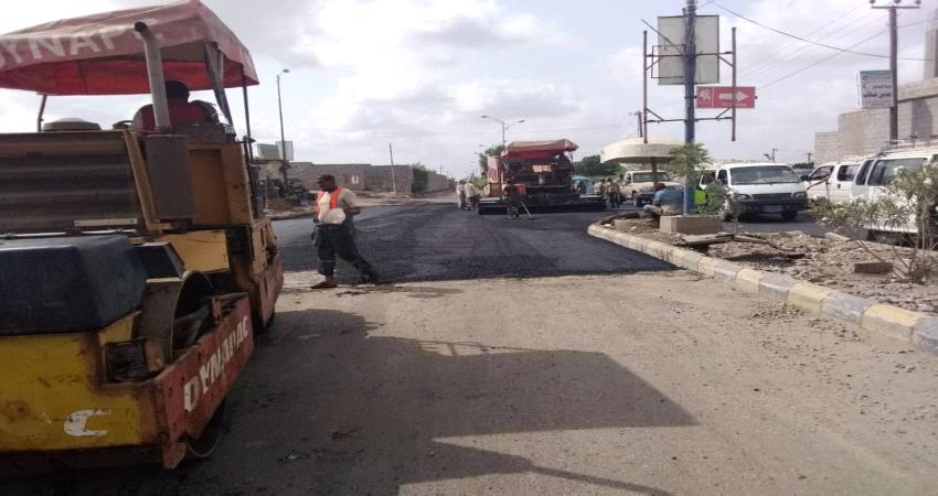 استئناف العمل بمشروع رصف المدخل الجنوبي في الحوطة بلحج