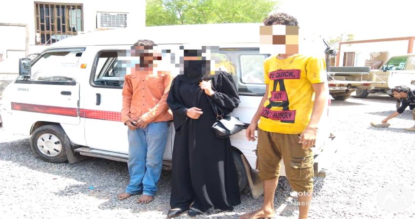 بالصور.. سقوط عصابة مخدرات ودعارة في الخضراء شمالي عدن