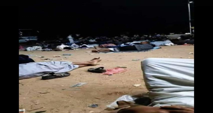 يفترشون الأرض ليلاً.. صور صادمة تكشف معاناة المواطنين بمنفذ الوديعة في حضرموت