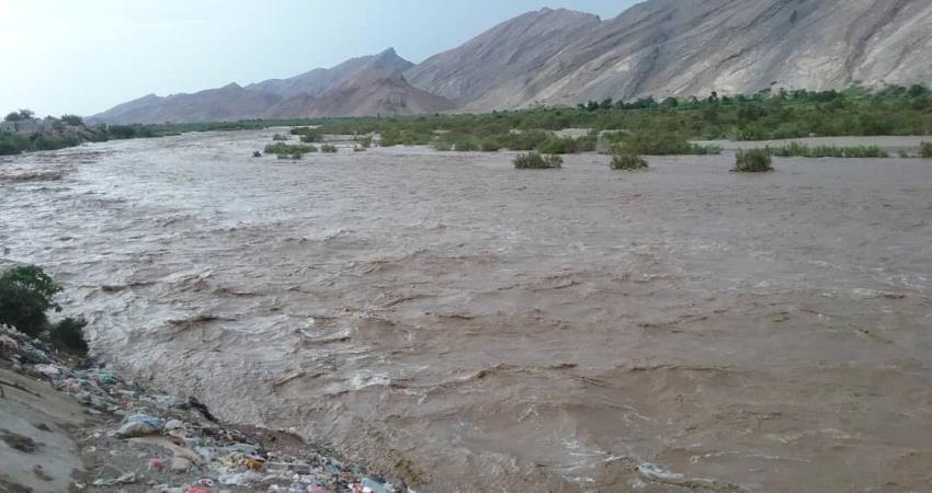 مياه السيول تهدد منازل ومزارع المواطنين في منطقة "باتيس" بأبين