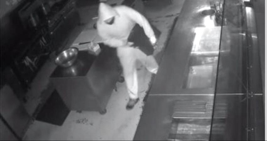صاحب مطعم يعرض وظيفة على لص اقتحم مطعمه لسرقته