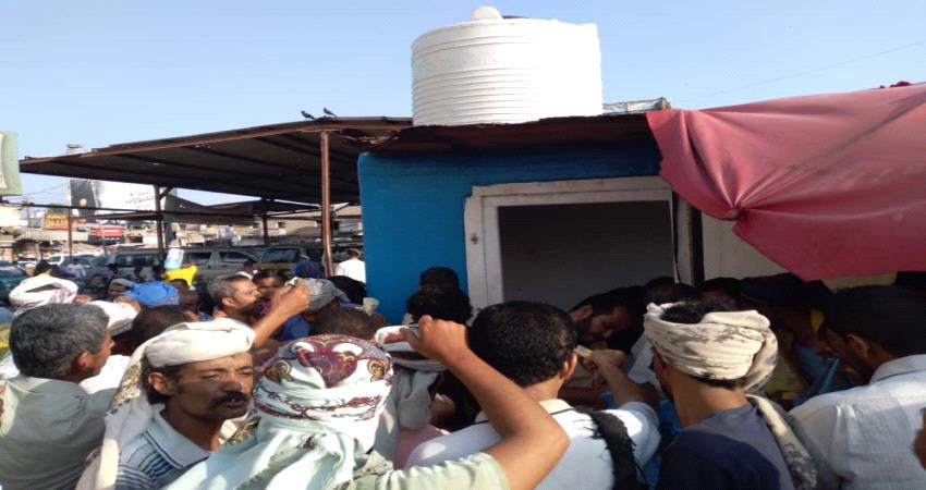 إزدهار تجارة الثلج في لحج بسبب إنقطاع الكهرباء