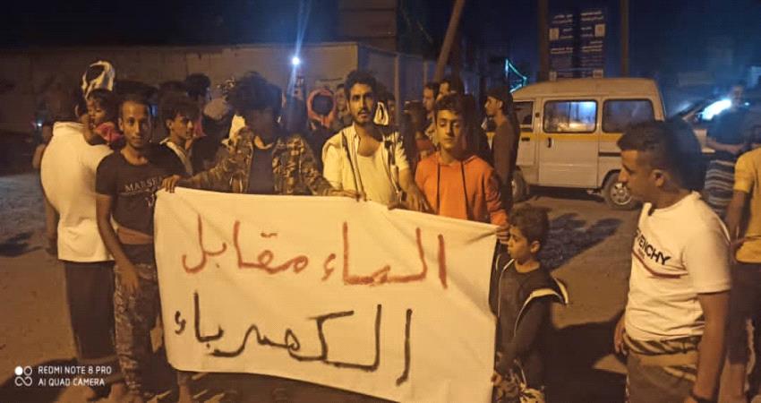 لحج.. محتجون يهددون بإيقاف المياه عن عدن بسبب إنعدام الكهرباء