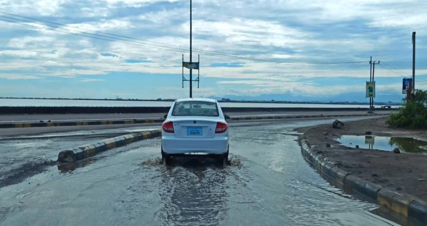 مياه الامطار تفضح عورة صيانة الخط البحري في عدن 