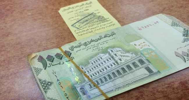 هبوط تاريخي للعملة اليمنية والدولار يقترب من 1000 ريال بواسطة رويترز