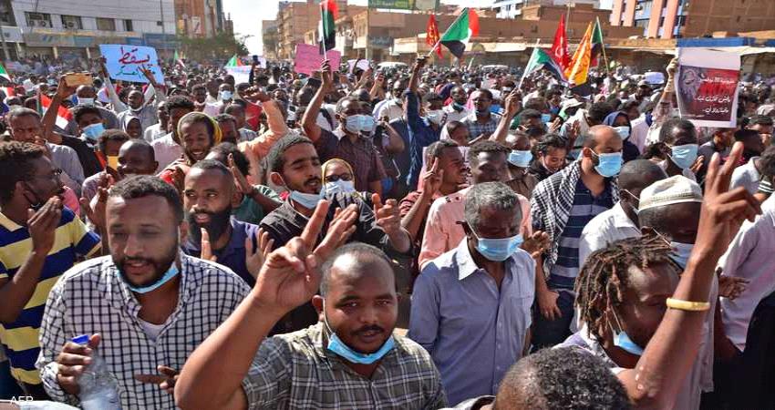 السودان.. تظاهرات أمام القصر الجمهوري تواجه بمسيلات الدموع 