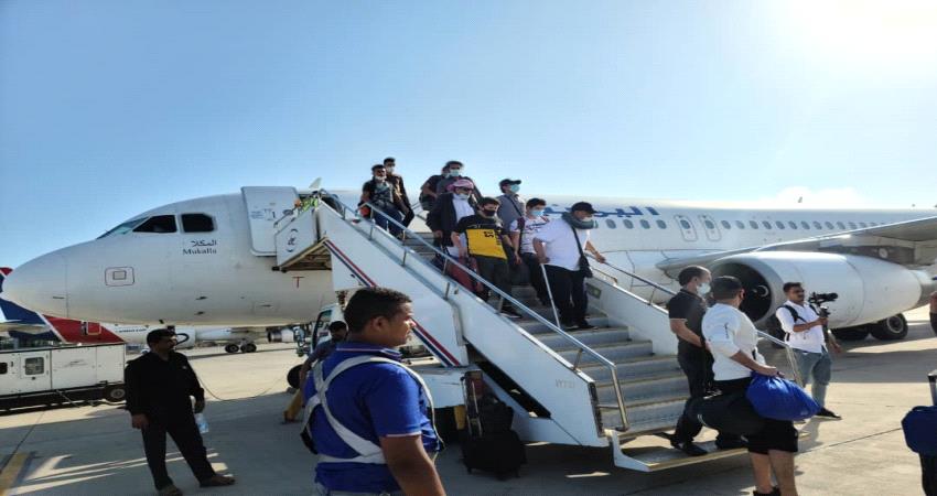 بالصور.. مطار عدن يستقبل أول الرحلات الجوية بعد الهجوم الصاروخي