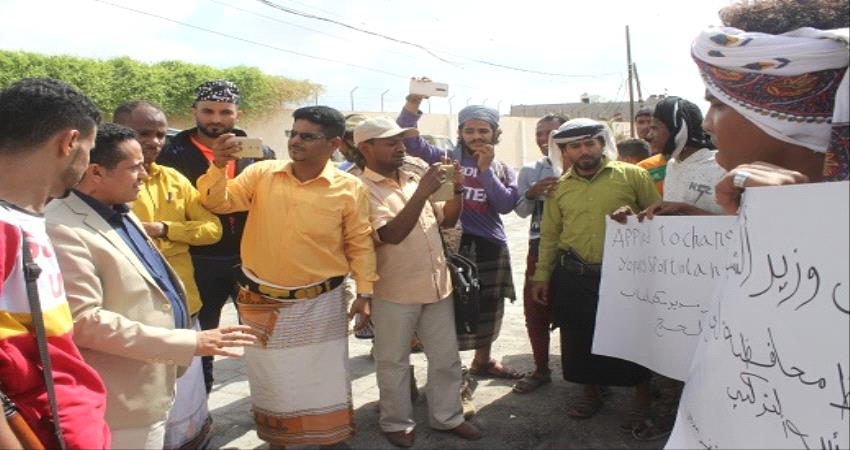 لحج.. الوكيل الحالمي يحتوي احتجاج شباب الأندية