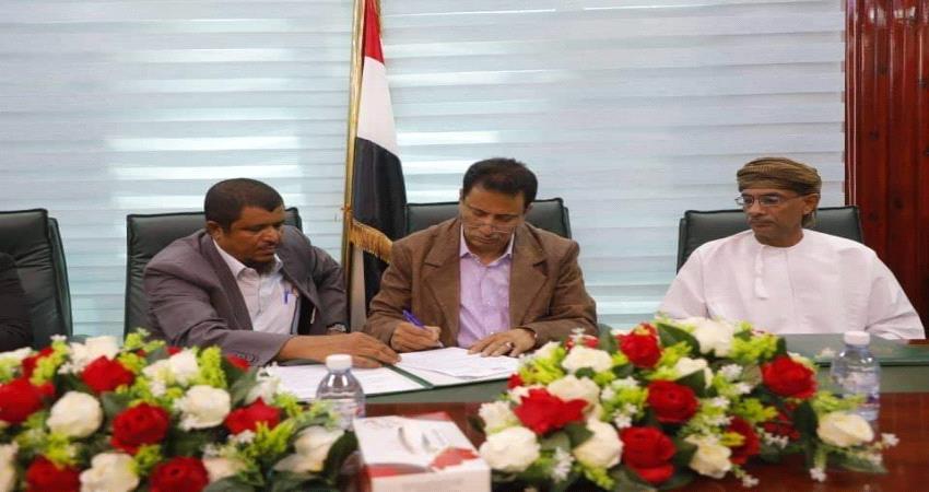  بتكلفة 2مليون دولار.. توقيع اتفاقية مشروع توسعة وسفلتة المدخل الجنوبي للغيضة