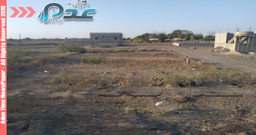 كتل الخرسانة تهدد الرقعة الزراعية بلحج 