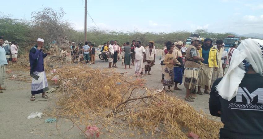 بعد سقوط قذيفة هاون على منزل مواطن.. ابناء شقرة يقطعون الخط العام ويحملون القوات الحكومية المسئولية