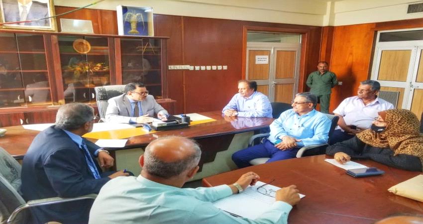 عدن.. السقطري يبحث اخراج الباسطين من مباني الوزارة