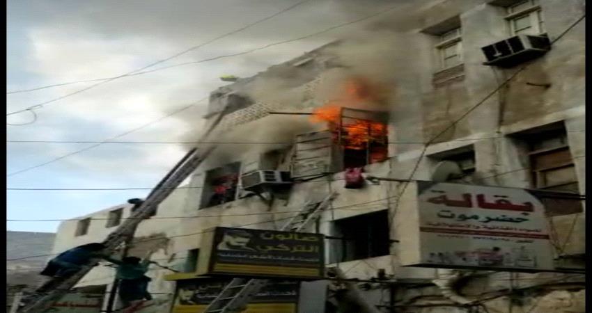 عاجل.. الكشف عن وفاة أسرة بنيران حريق  وسط السوق التجاري بعدن