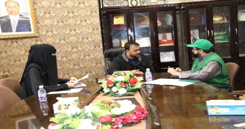 مدير البرنامج السعودي بالمهرة يبحث تأهيل شوارع الغيضة واستكمال مشروع تجهيز (7) متكاملة