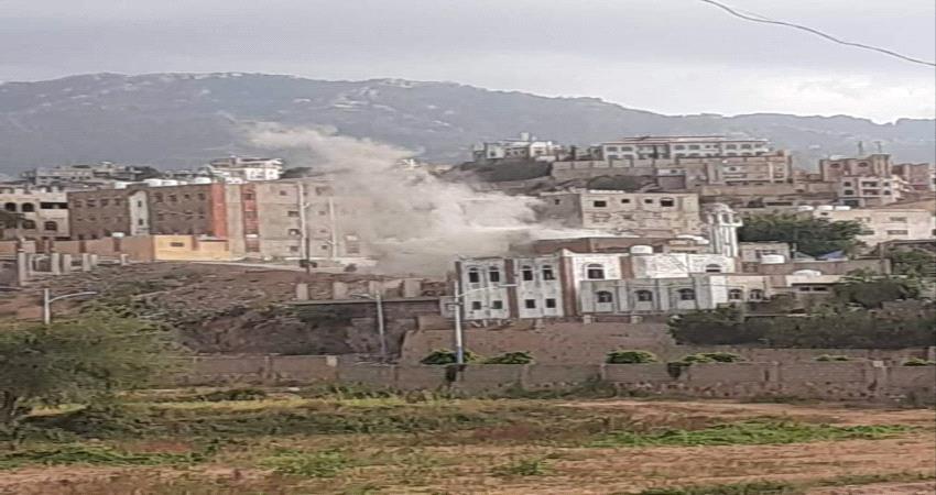 اصابة امرأه بشظايا قذيفة اطلقتها مليشيا الحوثي على أحد احياء تعز