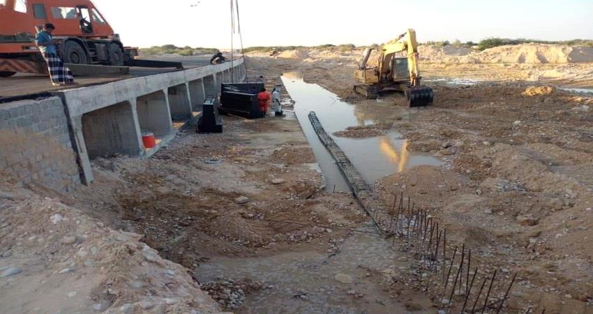 المهرة.. بدء أعمال دفاعات الحماية الأرضية من السيول والأمطار