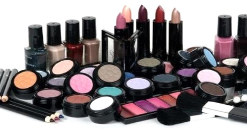 ما هي أضرار وضع مستحضرات التجميل يوميا؟