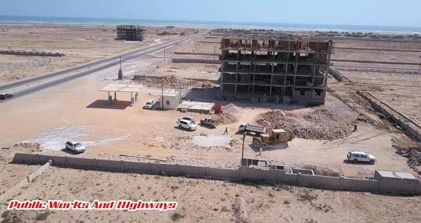 الانتهاء من رصف الطرقات وتخطيط الأراضي في عاصمة المهرة