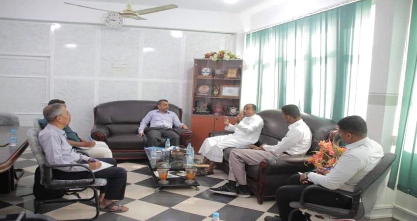 الجهات المعنية بالمكلا تطالب برفع نشرات يومية بأسعار السلع الرئيسية وتؤكد على محسابة المتلاعبين