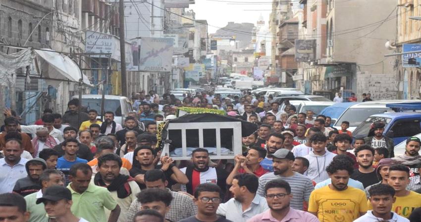 ماتوا ولغز وفاتهم معهم .. تشييع ثلاثة جثامين أسرة في إحتراق سكنهم