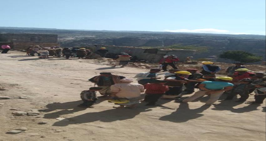 تنديدا بالتحايل واستقطاع المستحقات..وقفة احتجاجية في سامع بتعز ضد منظمة كير