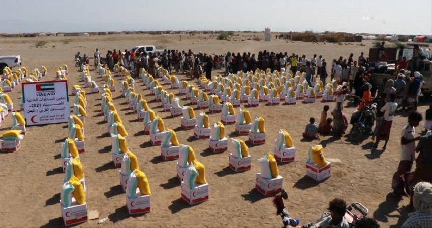 هلال الإمارات يوزع مئات السلال الغذائية للنازحين في الساحل الغربي 