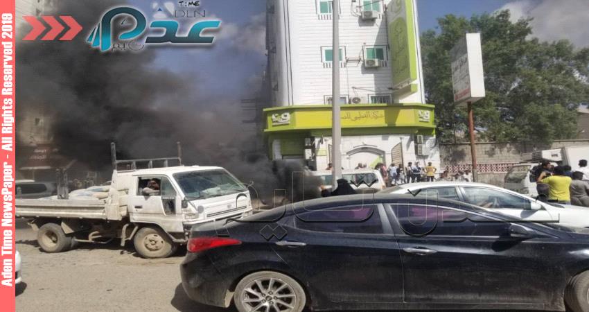 عاجل...غاضبون يقطعون الطرقات احتجاجا على توقف صرف مرتباتهم بعدن (صور)