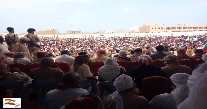 بن عفرار يصل سقطرى وسط استقبال شعبي كبير