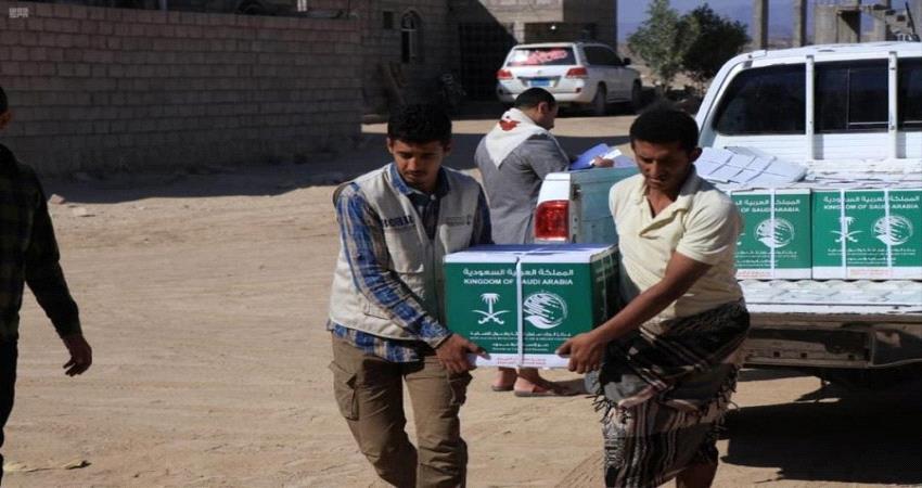 سلمان للإغاثة يوزع سلال غذائية للنازحين في مأرب 