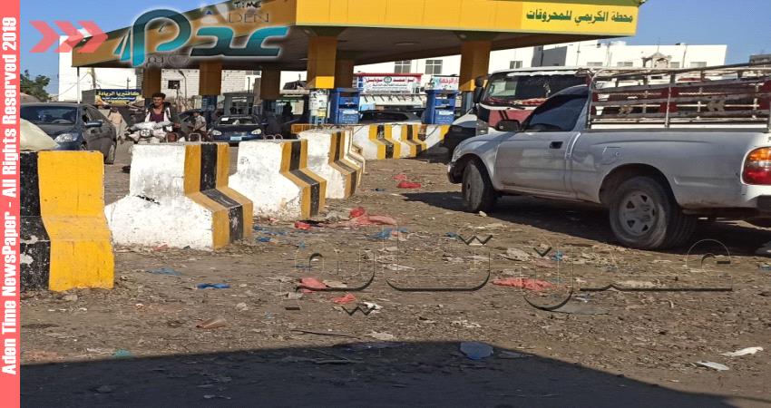 بوادر أزمة جديدة للبنزين بلحج تتسبب بطوابير للسيارات أمام محطات الوقود