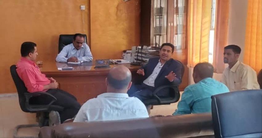 عدن.. الزهري والوليدي ينقشان صيانة شبكة الكهرباء في خورمكسر 